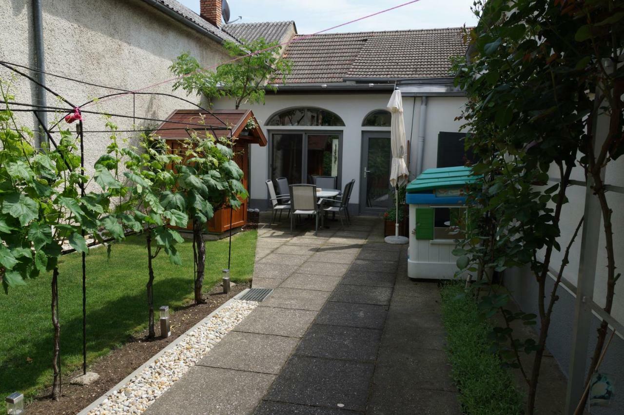 Zur Weinlaube Villa Mönchhof Eksteriør billede